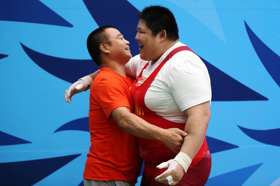 Tenero, si fa per dire, abbraccio tra l’atleta del peso Zhou Lulu e il suo allenatore Shi Jun ai Giochi asiatici di Incheon, Sud Corea (Getty Images)